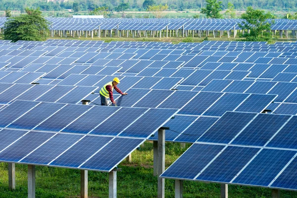 太陽光発電所 気候変動と再生可能エネルギー 再生可能エネルギーに優しい管理システムのコンセプトで働くエンジニアとチェック — ストック写真