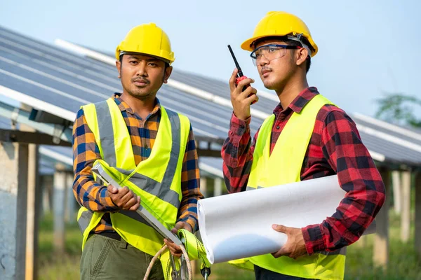 Elektrikář Kontroluje Solární Panely Zelená Energie Solární Elektrárna Inovace Zelené — Stock fotografie