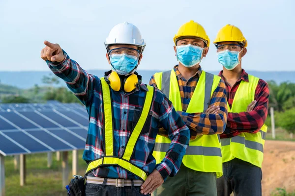 Usina Energia Solar Eletricista Vestindo Uma Máscara Medicina Saúde Trabalhando — Fotografia de Stock