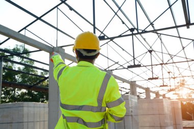 İnşaat şantiyesinde inşaat işçisi, İnşaat İşçisi Planlama Geliştiricisi.