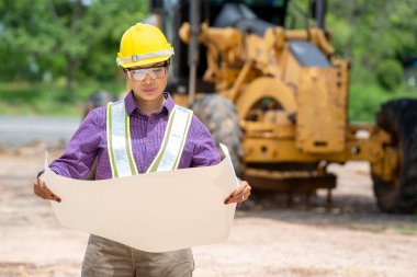 İnşaat alanında makinelerle çalışan kadın mimar..