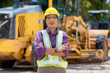 İnşaat alanında kendine güvenen kadın mimarın portresi..
