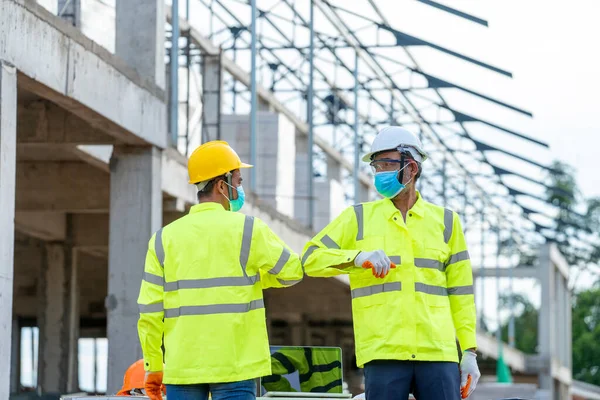 Trabalhador Construção Saudação Com Cotovelos Usar Máscaras Protetoras Canteiro Obras — Fotografia de Stock