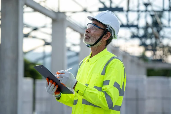 Engenheiro Trabalhando Sobre Projeto Canteiro Obras — Fotografia de Stock