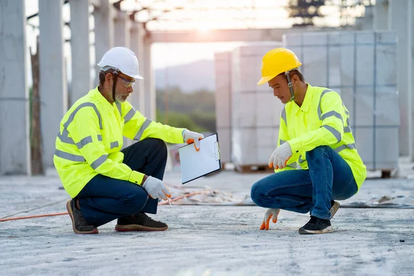 Two Engineers Hardhats Clipboard Blueprint Working Construction Site Construction Building — Stock Photo, Image