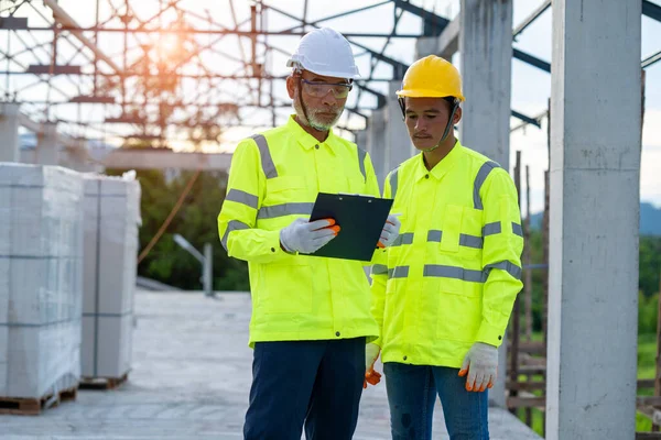 Bauarbeiter Bespricht Projektdetails Auf Baustelle — Stockfoto