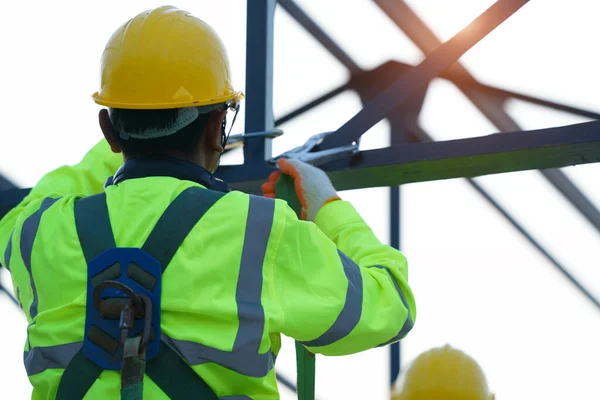 Trabalhadores Construção Que Usam Cinto Segurança Trabalhando Local Alto Canteiro — Fotografia de Stock