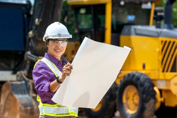 建筑工地上的女工程师 建筑工地 建筑机械 推土机 — 图库照片