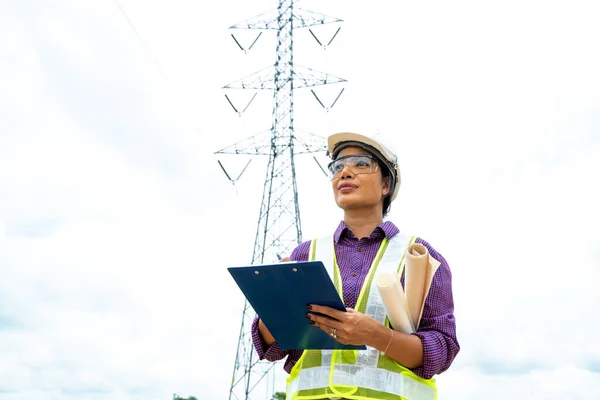 Engenheiro Elétrico Usar Tablet Trabalhando Verificar Pólo Alta Tensão Transmissão — Fotografia de Stock