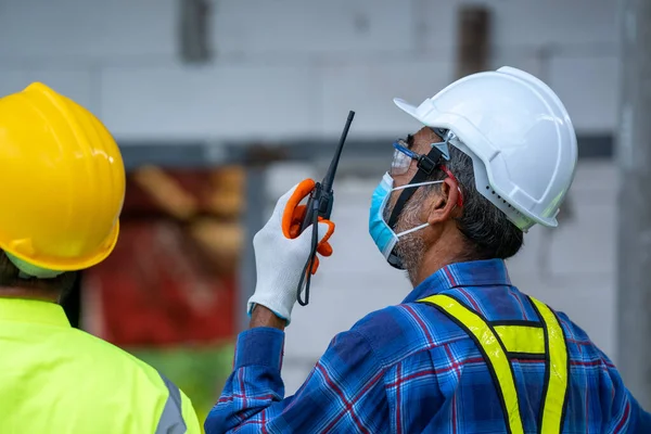 Ingenieur Mit Schutzmaske Zum Schutz Vor Covid Und Kontrolle Des — Stockfoto