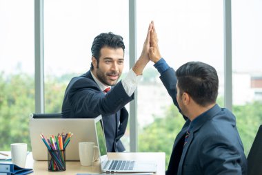 İş adamları sözleşme imzaladıktan sonra el sıkışıyor, toplantıyı bitiriyor..