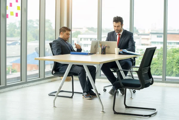 Üzleti Emberek Találkoznak Körül Asztal Modern Irodában — Stock Fotó