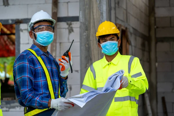 Trabajadores Construcción Usan Mascarillas Protectoras Para Seguridad Sitio Construcción — Foto de Stock