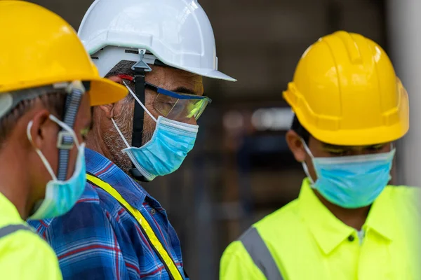 Engenheiro Usando Máscara Protetora Para Proteger Contra Covid Local Construção — Fotografia de Stock