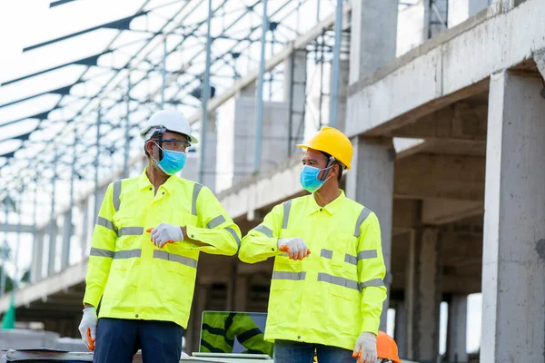 Bauingenieur Grüßt Mit Ellbogen Während Auf Baustelle Mundschutz Trägt — Stockfoto