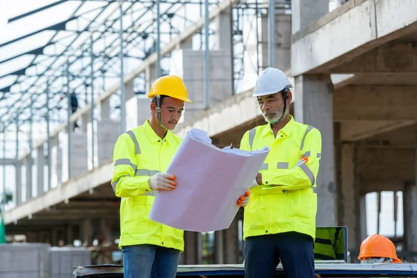 Engenheiro Discutindo Com Arquiteto Sobre Projeto Canteiro Obras — Fotografia de Stock