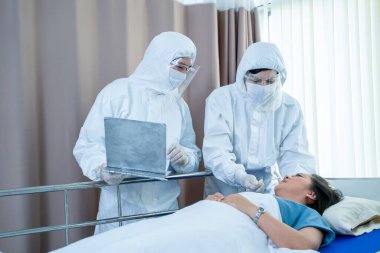 Coronavirus örneğini almak için Coronavirus hastalığı 2019 (COVID-19), Coronavirus küresel bir acil duruma dönüşmüştür..