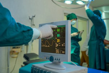 Cerrahlar, cerrahi ameliyathanede hastanın izlenmesi, hastane konseptinde Doktor Operasyonu ile birlikte çalışıyor..