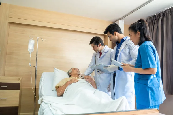 Ärzteteam Krankenbett Eines Älteren Männlichen Patienten Krankenhaus Ärzte Diskutieren Den — Stockfoto