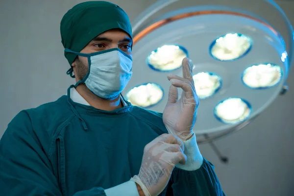 Chirurg Mundurze Gotowy Pracy Sali Operacyjnej Szpitalu — Zdjęcie stockowe