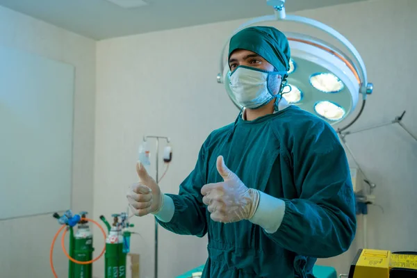Portret Chirurga Stojącego Sali Operacyjnej Gotowy Pracy Pacjencie Pracownik Medyczny — Zdjęcie stockowe