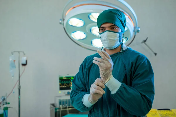 Chirurdzy Mundurach Gotowi Pracy Sali Operacyjnej Przed Operacją — Zdjęcie stockowe