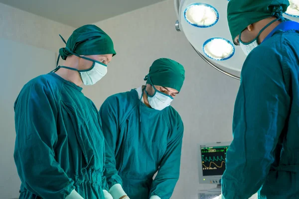 Zespół Chirurgiczny Sali Operacyjnej Gotowy Pracy Pacjencie Pracownik Medyczny Mundurze — Zdjęcie stockowe