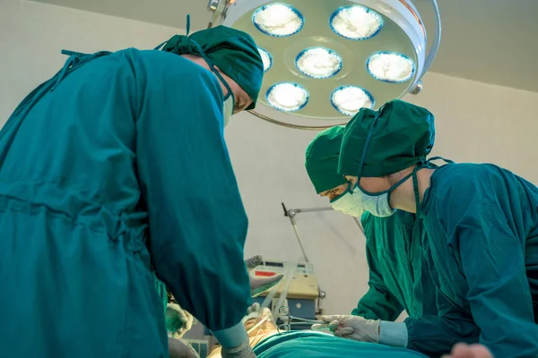 Zespół Medyczny Robi Operacje Ratowania Życia Sali Operacyjnej Szpitalu Chirurgia — Zdjęcie stockowe
