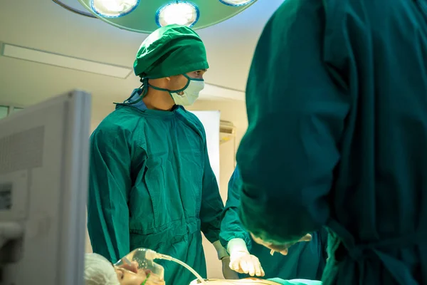 Operationsteam Operationssaal Arbeitsbereit Einem Patienten Medizinisches Personal Chirurgenuniform Operationssaal Eines — Stockfoto