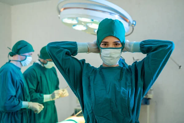 Chirurdzy Mundurach Gotowi Pracy Sali Operacyjnej Przed Operacją — Zdjęcie stockowe