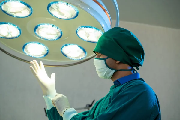 Üniformalı Cerrahlar Ameliyattan Önce Arka Plan Üzerinde Çalışmaya Hazır — Stok fotoğraf