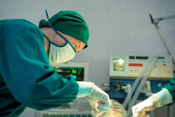 Chirurg Zespołowy Pracujący Nad Pacjentem Sali Operacyjnej — Zdjęcie stockowe
