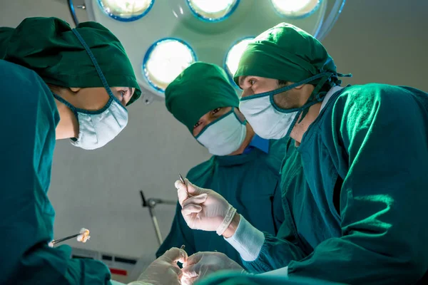 Zespół Medyczny Robi Operacje Ratowania Życia Sali Operacyjnej Szpitalu Chirurgia — Zdjęcie stockowe