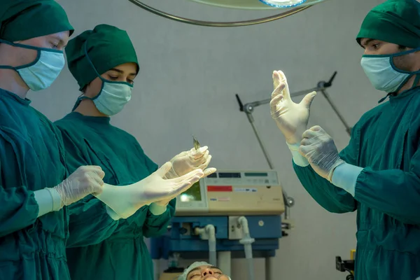 Equipo Cirugía Quirófano Listo Para Trabajar Paciente Trabajador Médico Uniforme — Foto de Stock