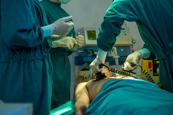 Chirurg Używa Defibrylatora Ciężko Chorego Pacjenta Sali Operacyjnej Szpitalu — Zdjęcie stockowe