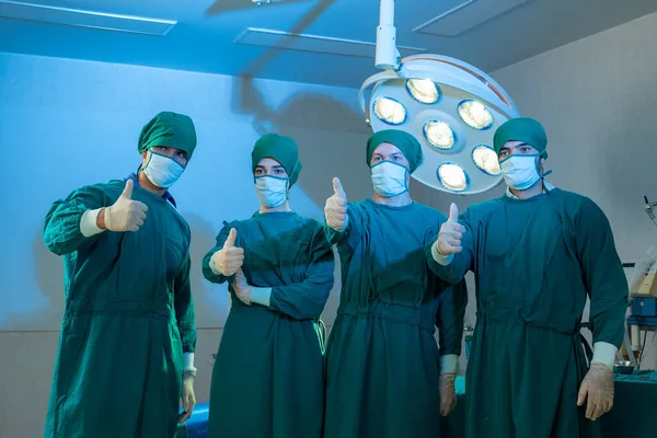 Zespół Chirurgów Stojący Kciuki Góry Sali Operacyjnej Przed Operacją — Zdjęcie stockowe