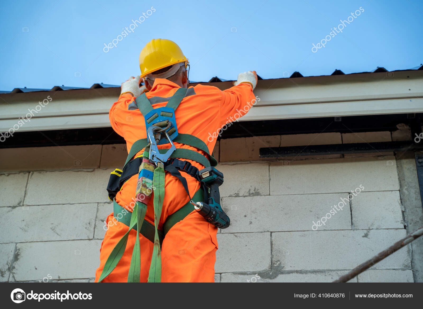 Travailleur Avec La Ceinture D'outil Dans Le Chantier De