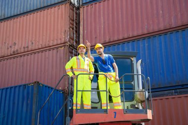 Ustabaşı ve personel limandaki lojistik ithalat, iş lojistik konsepti, ithalat ve ihracat konsepti için konteynırlara tablet taşıyan konteynırları kontrol ediyorlar..