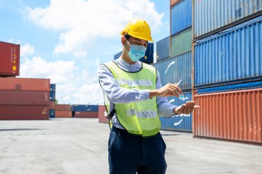 Mühendisler Coronavirus 'u önlemek için maske takarlar. Çalışmaya başlamadan önce ellerinizi temizlemek için alkol jeline basın. Endüstriyel ve COVID-19 koruma kavramı..