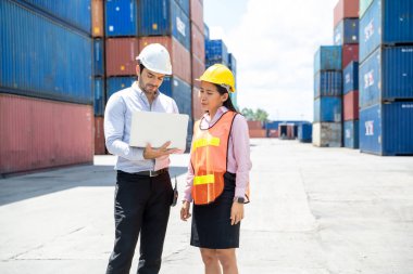 İş adamı ve sekreteri konteynır kargo, lojistik ağı konsepti sanayiinde online aygıtı denetliyor..