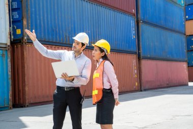 İşletme konteynır deposunda, ithalat ve ihracat için sanayi konteynır deposunda çalışan yönetici ve rakip işçi..