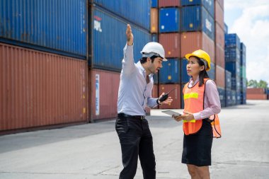 İşletme konteynır deposunda, ithalat ve ihracat için sanayi konteynır deposunda çalışan yönetici ve rakip işçi..