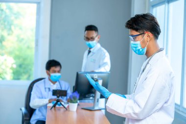 Covid-19 'dan korunmak için koruyucu maske takan Portre Doktoru hastanede çalışmaya hazır..