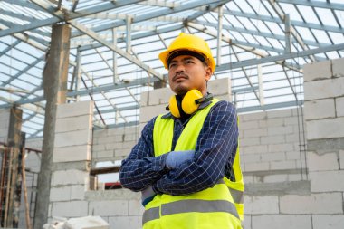 Yeni evde inşaat işçisi, ev inşaatı konsepti.