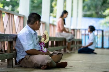 Tayland Anneler Günü, geleneksel Tayland kültürünün, annesiz ilköğretim okulunun göstergesidir.. 