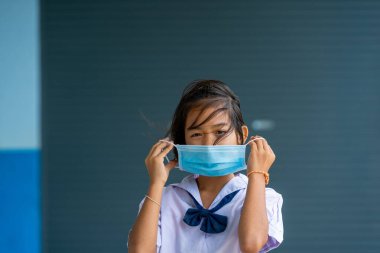 İlkokul öğrencileri okulda Coronavirus 'u (Covid-19) önlemek için yüz maskesi takarlar, okula döndüklerinde okul konseptini yeniden açarlar..