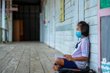 İlkokul öğrencileri hastalık önleme maskesi takıyor yüz maskeli çocuk, karantina ve tecritten sonra okula geri dönüyor..