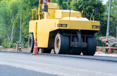 Yeni yol inşaatında çalışan yol silindiri.