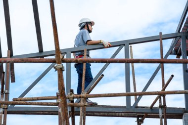 İnşaat işçisi inşaat alanında çalışıyor.