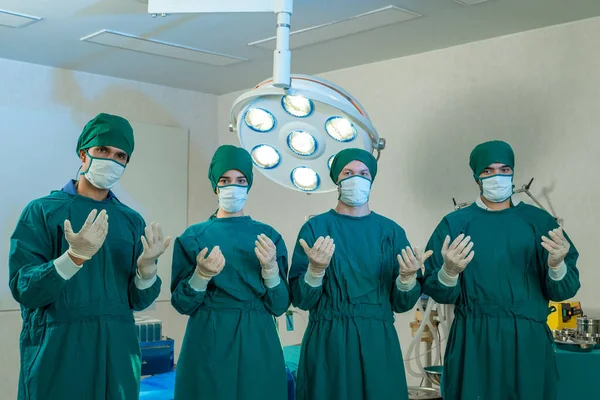 Zespół Chirurgów Stojący Sali Operacyjnej Przed Operacją — Zdjęcie stockowe